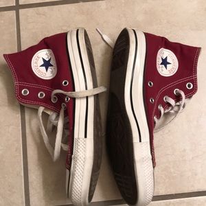 ⭐️ Maroon converse